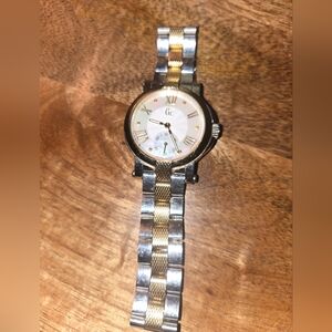 Montre Guess pour femme en très bon état